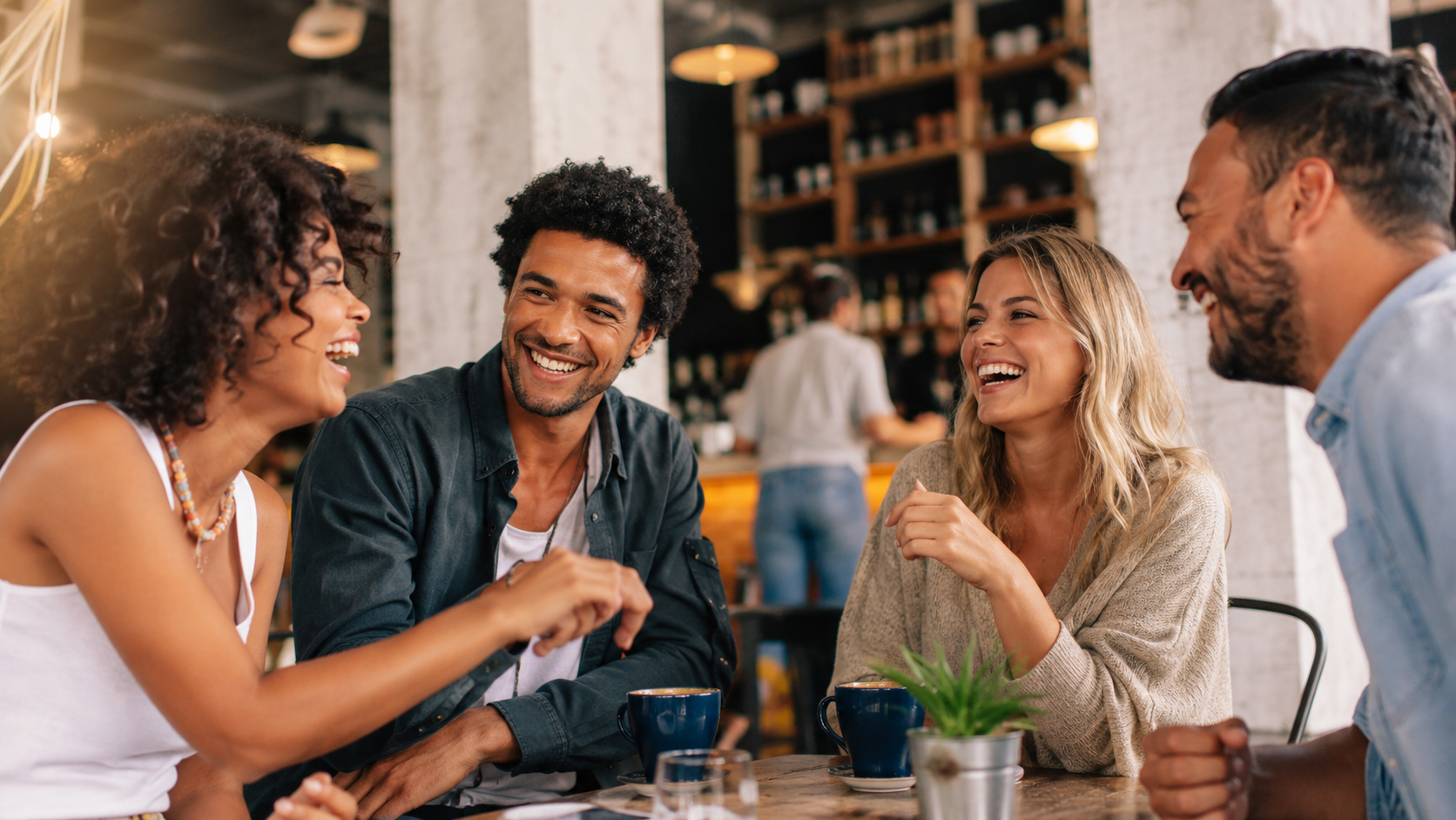 Freundliche Gruppe in einem gemütlichen Café